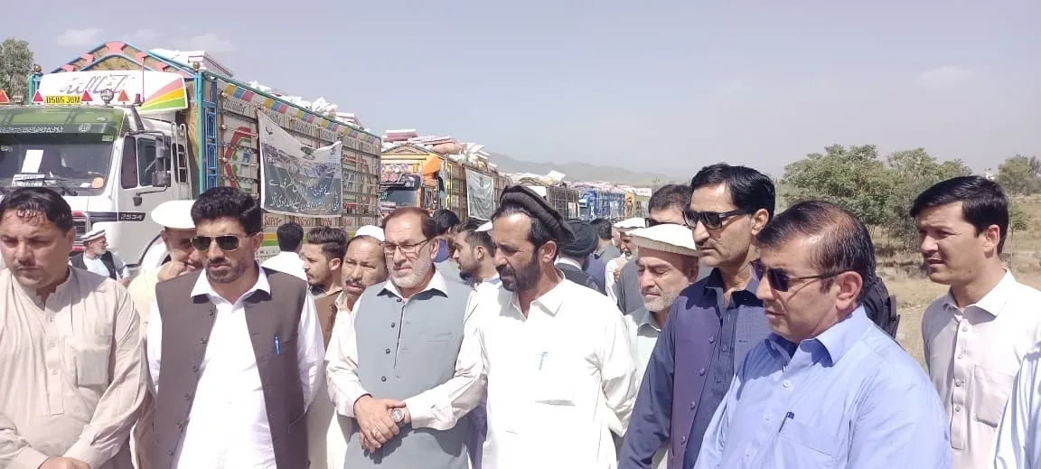 د پاراچناره طوری او بنګښو قبایلو د افغانستان سیلاب او زلزله ځپلو خلکو ته  د مرستو ستر کاروان ولیږۀ