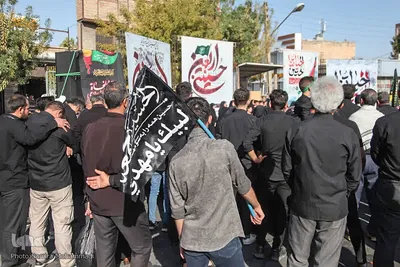 حضور عاشقان حسینی در مراسم پیاده‌روی جاماندگان اربعین ارومیه‎