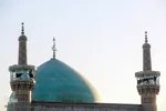 اهتزاز پرچم عزای حسینی بر فراز گنبد حرم رضوی
