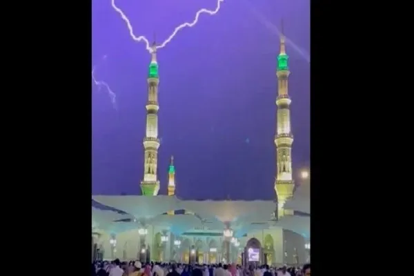 بارش رحمت الهی در مسجدالنبی در شب بیست و نهم رمضان + فیلم