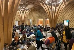 Gemeinde-Eftar in Europas erster ökofreundlichen Moschee abgehalten