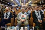 از راست سردار علی فضلی، فرمانده دانشگاه افسری امام حسین (ع) و پدر شهید سیدمهدی موسوی شهید مدافع حرم  در همایش تجلیل از خانواده شهدا و ایثارگران اهواز