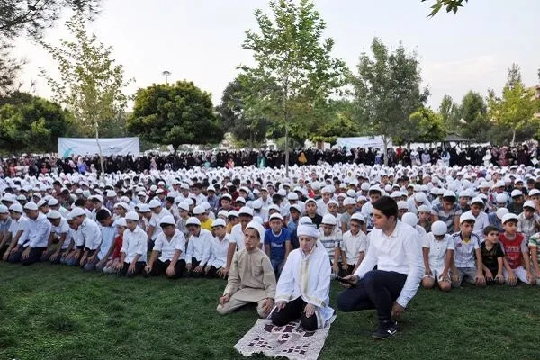 Namazı öğrenen binlerce çocuk için program yapıldı