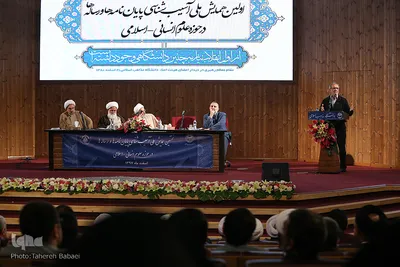 از راست مسعود پزشکیان، نماینده مردم تهران در مجلس شورای اسلامی، محسن جوادی، معاون امور فرهنگی وزیر فرهنگ و ارشاد اسلامی، آیت‌الله اراکی، دبیرکل مجمع جهانی تقریب مذاهب اسلامی، آیت‌الله علی‌اکبر رشاد، رئیس پژوهشکده فرهنگ و اندیشه اسلامی، 
حجت‌الاسلام مختاری، رئیس دانشگاه مذاهب اسلامی در نخستین همایش ملی آسیب شناسی پایان نامه‌ها و رساله‌های حوزه علوم انسانی،