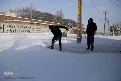 شادی مردم پس از بارش برف در اهر