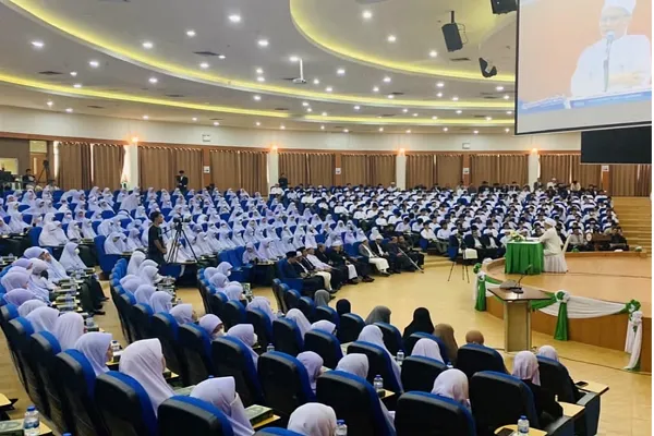 أكبر جامعات جنوب تايلند تهدي مستجدّيها نسخة من مصحف المدينة