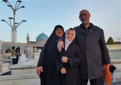 عبدالواحد سعیدی‌زاده به همراه همسرش و فرزند شهید سعیدی‌زاده
