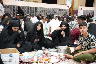سفره‌های افطاری در جوار آستان علوی