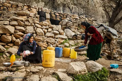 خدارحم داودی ۶۷ساله از اهالی روستای ده‌عودی است. دختران او، زهرا و مریم برای شستن ظروف و لباس‌ها باید مسیر ۳ کیلومتری تا رودخانه را پیموده تا بتوانند گالن ده لیتری را آب کنند.