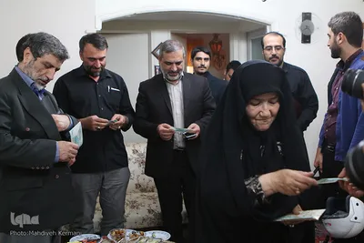 هدیه دادن مادر شهید به مهمانان