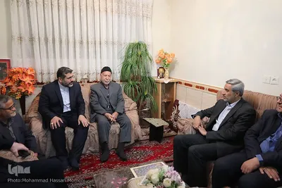 دیدار وزیر فرهنگ و ارشاد اسلامی با خانواده شهدا