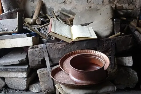 Hafız usta, Kur'an okuyarak bakırcılık yapıyor