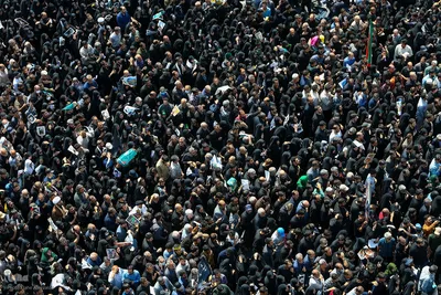 Millionen Menschen bei Trauerfeier für Märtyrer Ayatollah Raisi und seine Gefährte