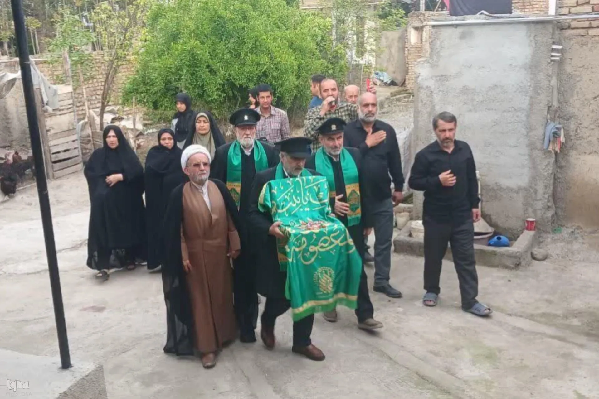 تجلیل خادمان حرم حضرت معصومه(س) از خانواده شهدای روستای سرخنکلاته