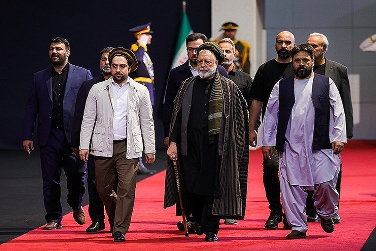 Des invités étrangers et des dignitaires rendent hommage à la dépouille du guide martyr