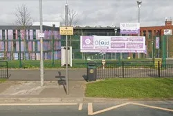 Des étudiants musulmans prient dehors dans le froid : l'école britannique s'excuse