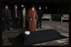 Imam Chamenei verrichtet Totengebet für Ayatollah Misbah Yazdi