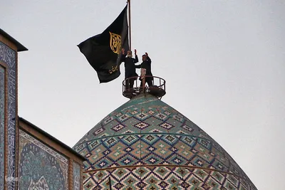 آیین تعویض پرچم گنبد حرم مطهر حضرت شاهچراغ (ع)