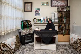 رقیه روحی، مسئول ٰهیئت بیت الزینب(س) است که ۳۵ سال سابقه فعالیت در زمینه‌های فرهنگی و مذهبی دارد. این هیئت که از سال ۷۲ مجوز داد، طرفداران زیادی دارد، اما خانم روحی به خاطر فاصله اجتماعی، عزاداران را در گروه‌های ده نفره به زینبیه‌اش دعوت می‌کند.
 رقیه روحی می‌گوید متأسفانه دراین روزهای کرونایی با تعداد کم درفضای باز بافاصله اجتماعی و ماسک برنامه‌های عزداری را برقرار کردیم