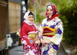 Japon : des magasins proposent aux touristes musulmanes des kimonos et leur hijab “wagara” assorti