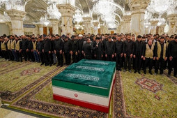إقامة الصلاة على الجثمان الطاهر لقائد الأمة الشهيد في الحرم العلوي + صور و فيديو