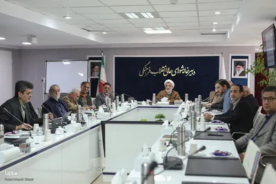 نشست دبیر عالی شورای انقلاب فرهنگی با تعدادی از هنرمندان