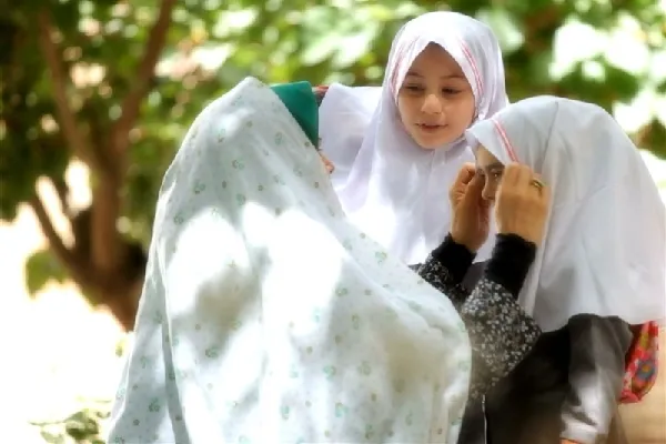 نقش مادر، آموزش عملی و تبیین عقلانی حجاب است