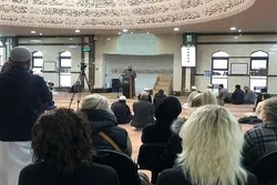 Des non-musulmans invités à un repas iftar à la mosquée de Bolton au Royaume-Uni