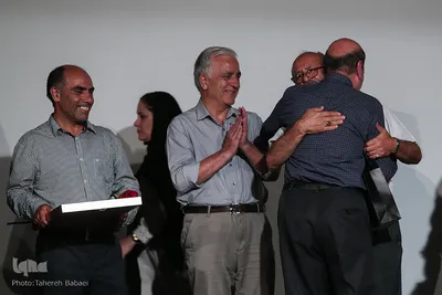 تقدیر از سید عباس میرهاشمی، رییس سابق انجمن عکاسان انقلاب و دفاع مقدس در سومین دوره اعطای نشان عکس سال مطبوعاتی