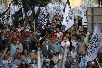 خشم و اعتراض مسلمانان در رام الله، فلسطین اشغالی علیه اهانت امانوئل ماکرون، رئیس جمهور فرانسه به ساحت مقدس پیامبر اکرم(ص)