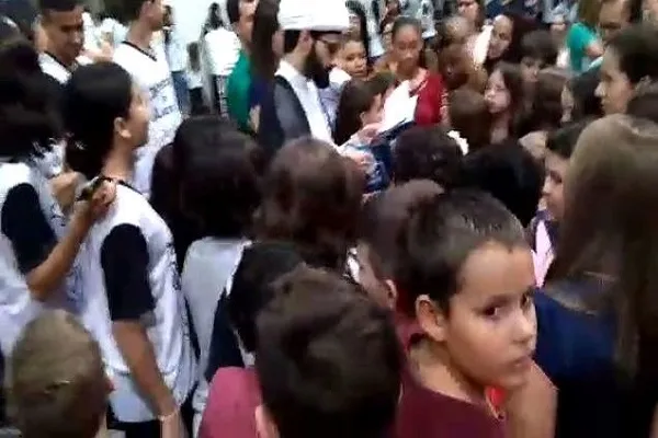 طلبه‌ ایرانی در حلقه تشویق کودکان برزیلی‌ + فیلم
