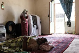 حبیب کر متولد 1346، راننده کمباین و ساکن سیمین شهر، شهرستان گمیشان است. به علت اضافه وزن و بیماری که داشت دکترها مجبور شدند او را قطع نخاع‌ کنند. فاطمه 17 ساله یکی از چهار دختر او است که از پدر مواظبت می‌کند.