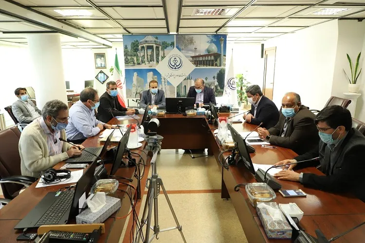 مسئولان با اعمال محدودیت‌ها و نظارت‌ها به كمك مدافعان سلامت بیایند