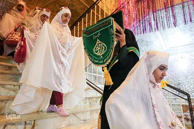آیین جشن تکلیف جمعی از دختران دانش‌آموز شیرازی در آستان مطهر حضرت شاهچراغ (ع)
