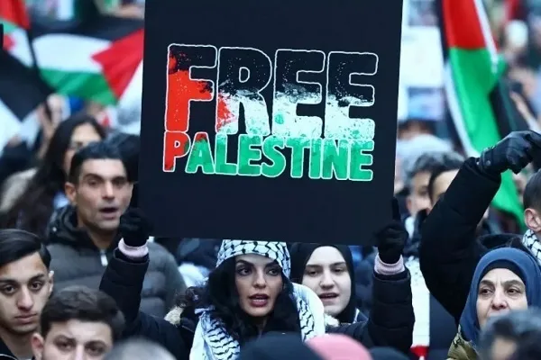 تعلیق از کار سه کارمند به خاطر حمایت از فلسطین در لندن