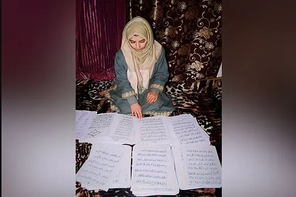 دانش‌آموز کشمیری قرآن را خوشنویسی کرد