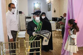 هدیه خادمان حرم شاهچراغ به زوج ها در روز ازدواج