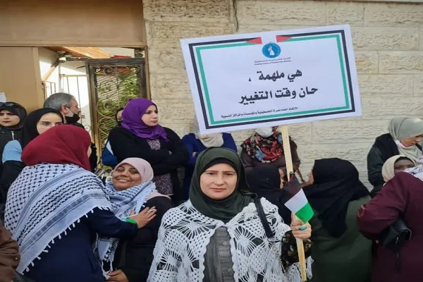 تجمع زنان فلسطینی مقابل دفتر صلیب سرخ در غزه