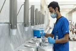 فحص عينات من ماء زمزم يومياً
