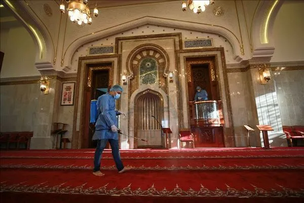 تعقيم عشرات المساجد في غزة عشية إعادة فتحها أمام المصلين