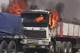 ۲ دستگاه تریلی از سوی مخلان نظم و امنیت در لاشار به آتش کشیده شد