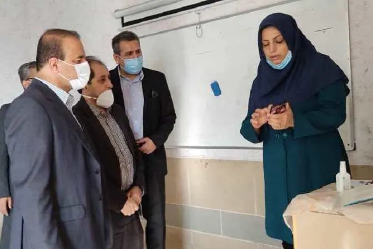 رعایت شیوه‌نامه‌های بهداشتی در مدارس شیراز / اثرگذارترین قشر جامعه، معلمان هستند
