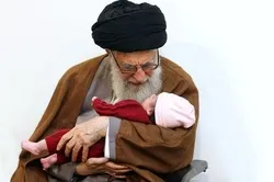 Video: Imam Chamenei flüstert dem Baby vom „Märtyrer Mohammad Belbasi“ den Gebetsruf ins Ohr