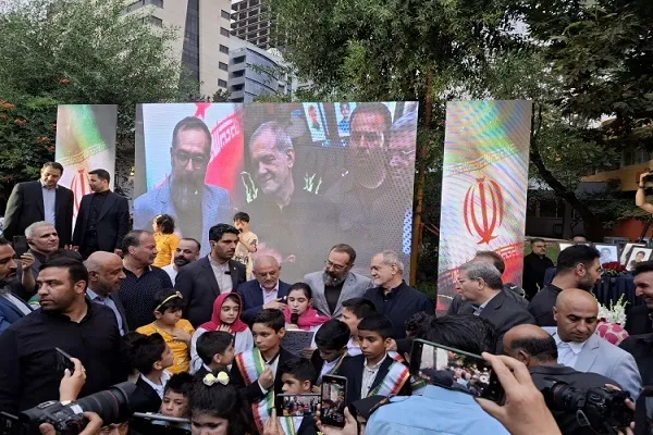 حضور پزشکیان در آیین گرامیداشت شهدای خردسال تجاوز رژیم صهیونیستی