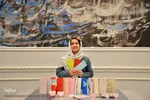 طنین فیروزمندی، تولیدکننده پاکت‌های هدیه از دور ریز کاغذ دیواری است. یک سال در این عرصه فعالیت می‌کند و معتقد است با یک هفته تمرین و صد هزار تومان سرمایه می‌توان فعالیت اقتصادی در این رشته را شروع کرد. 
