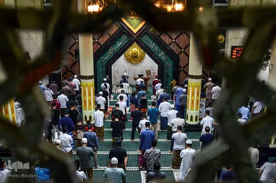 حفظ فاصله اجتماعی مردان مسلمان در مسجدی در استان "جاوه غربی" اندونزی در آستانه ماه رمضان