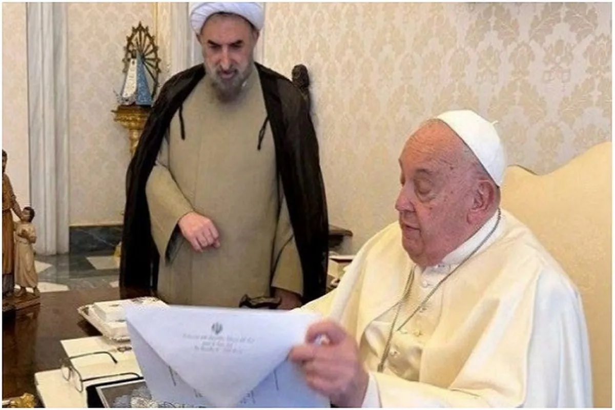 An gabatar da allon da ke dauke da maganganun jagoran juyin musulunci kan Annabi Isa ga Paparoma