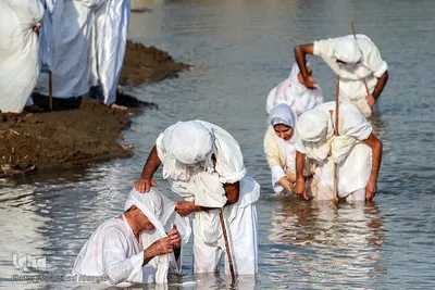 مراسم غسل تعمید منداییان در کنار رودخانه کارون