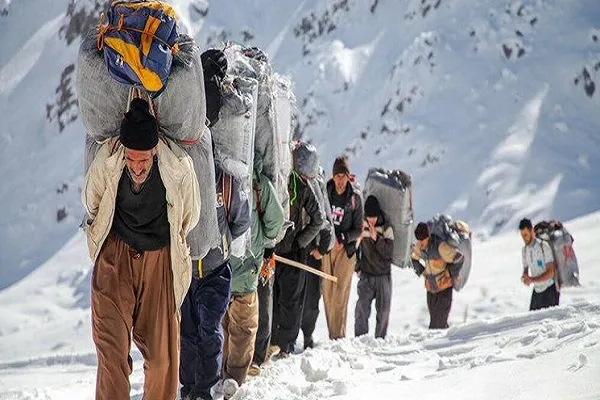 پدر کولبری که کوهستان فرش قرمز به پایش می‌گستراند