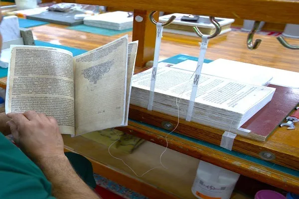 تواصل ترميم كتاب الإنجيل المكتوب باللغة الألمانية في العراق